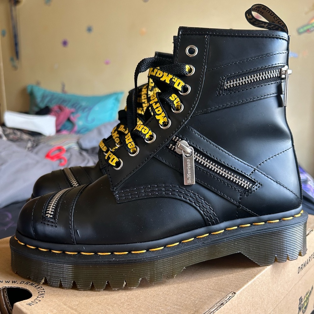 Dr. Martens boots ( Black ) size WOMENS 7